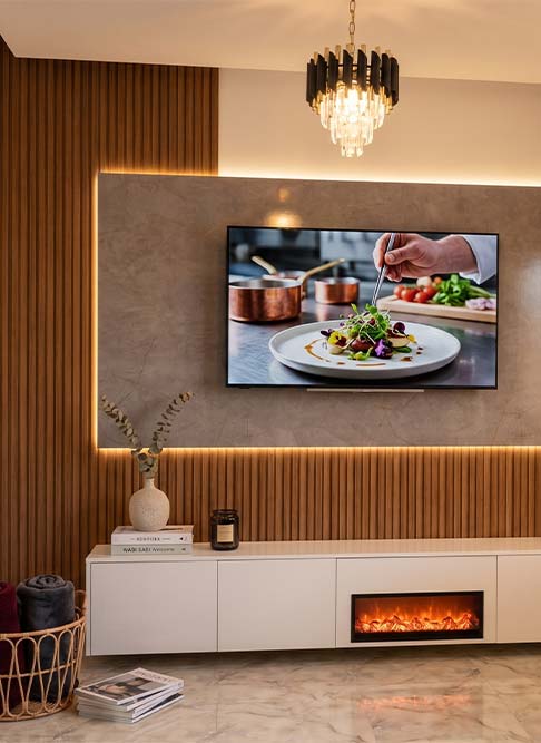 TV polica po meri sa zidnim panelom, dekorativnim letvicama i ugradnim kaminom